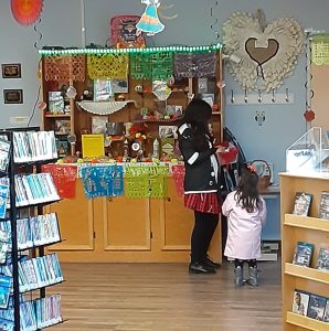 photo of a mother and young daughter looking at an item and shopping in a Spanish store