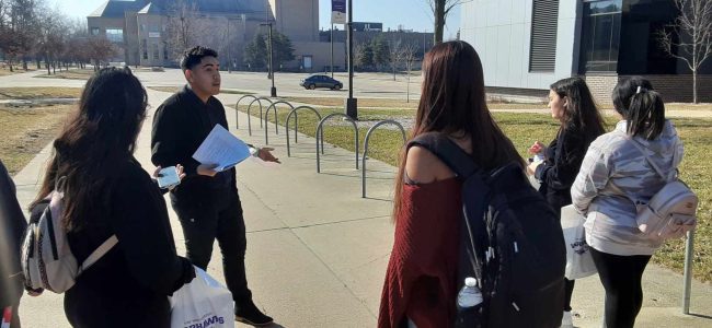 Estudiantes de Parker High School participan en un recurrido de Uw-Whitewater por el evento Llave.